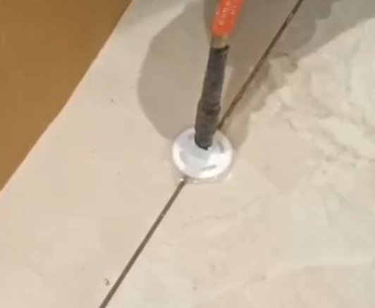 湾里瓷砖空鼓维修公司专业解答瓷砖在铺贴过程中，如果没有涂抹均匀到位的粘结材料（如水泥砂浆或瓷砖胶），可能会导致以下问题