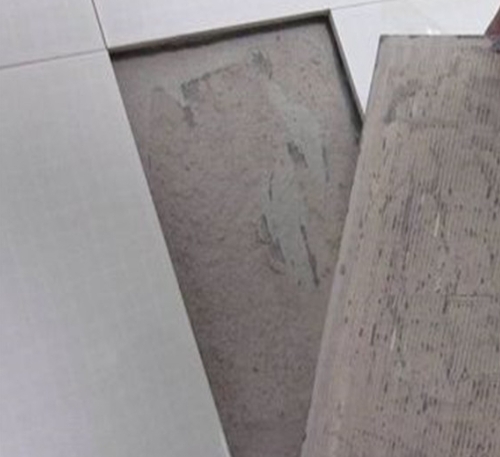 湾里瓷砖空鼓维修公司分享瓷砖铺贴时如果打浆（即涂抹在瓷砖背面和基层上的砂浆或瓷砖胶）过少，会带来以下问题